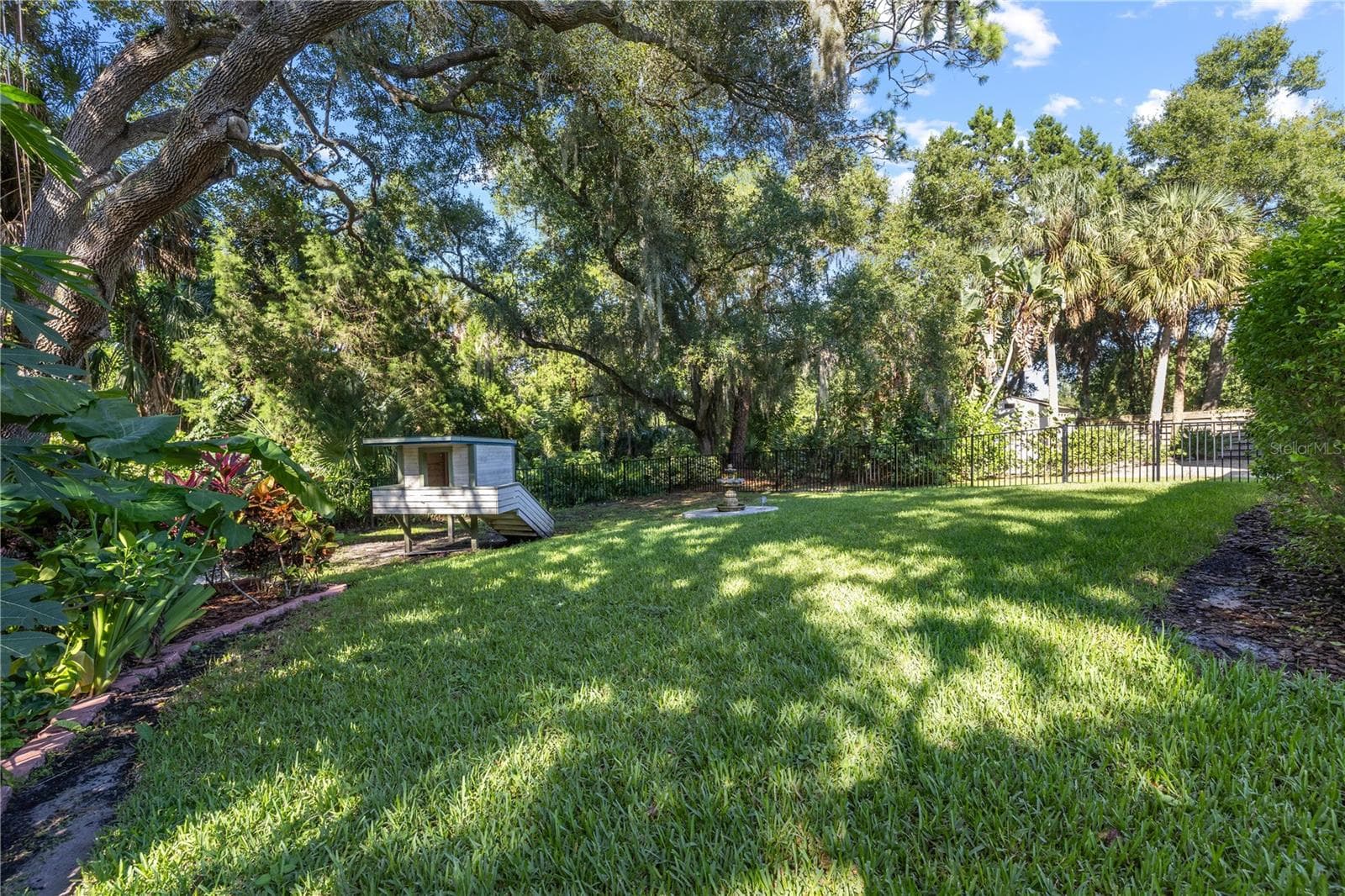 fenced expansive backyard with fruit bearing trees - 5903 RIVER FOREST CIR, BRADENTON