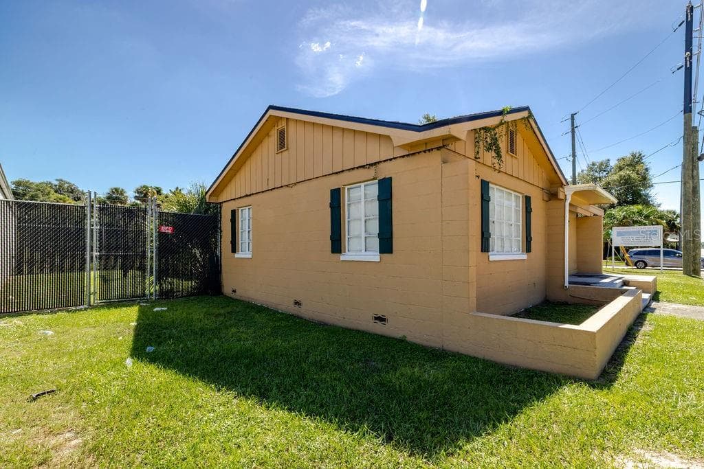 Northwest corner of building off 15-A - 219 S SPRING GARDEN AVE, DELAND