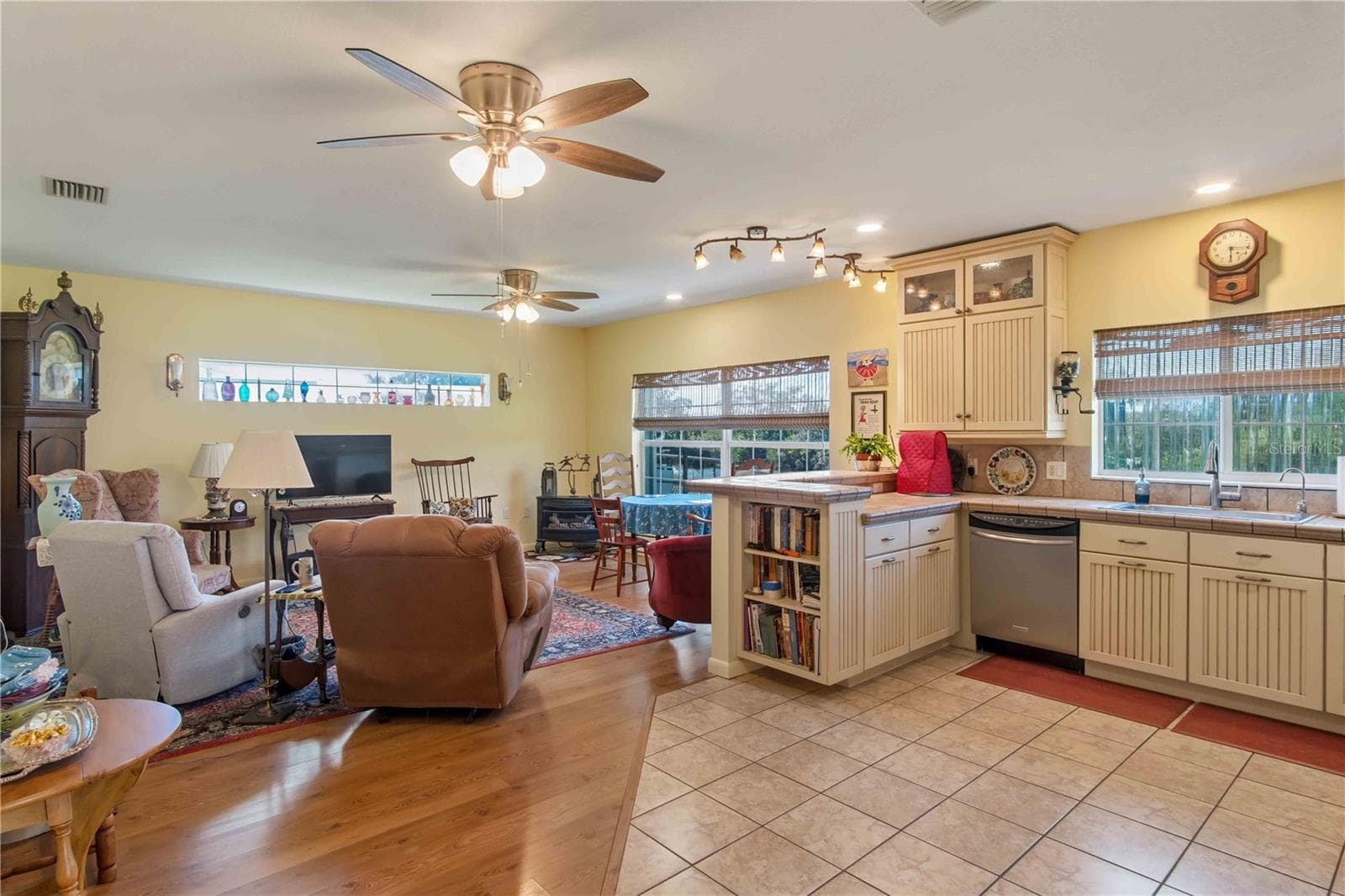Kitchen / living room - 141 SUMMERSET DR, PUNTA GORDA