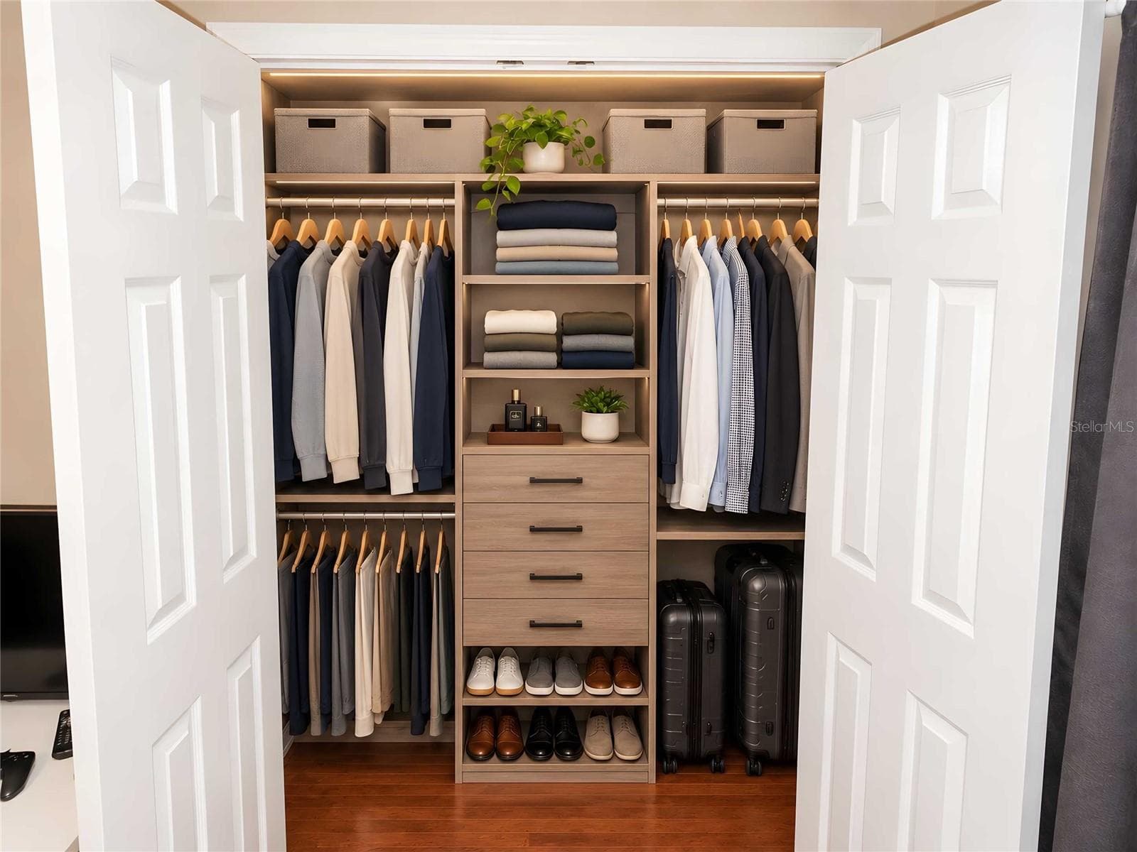 closet staged - 2904 SAINT GEORGE ST, ORLANDO
