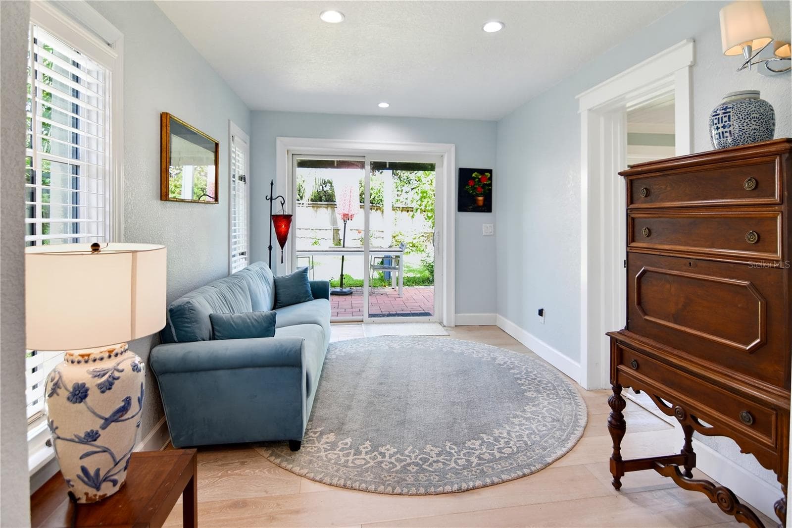 Charming sitting room with sliding glass doors opening to the backyard. - 1611 CHESTNUT AVE, WINTER PARK