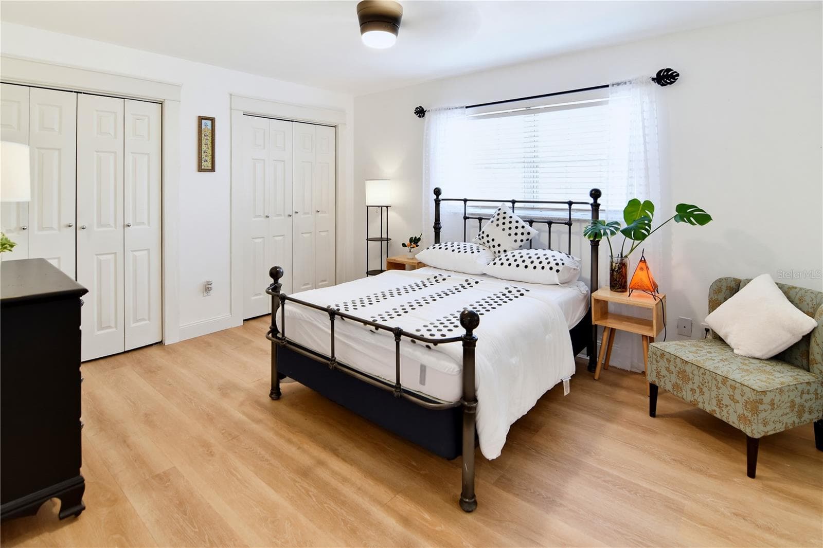 Comfortable downstairs bedroom with natural light and updated flooring. - 1611 CHESTNUT AVE, WINTER PARK
