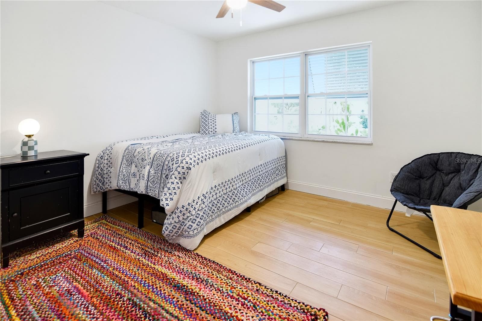 Bright downstairs bedroom with ceiling fan and spacious layout. - 1611 CHESTNUT AVE, WINTER PARK