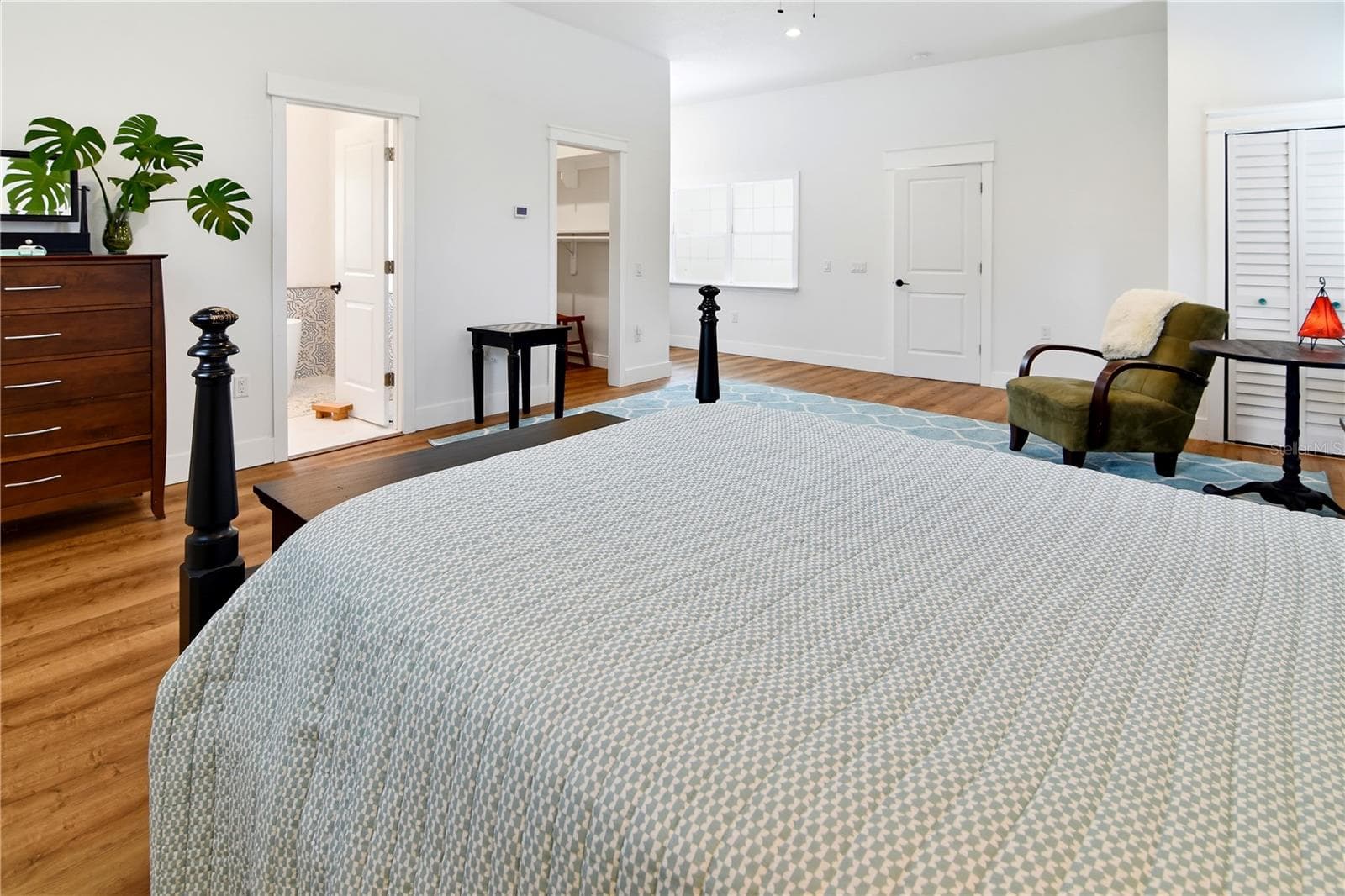 Another perspective of the primary bedroom, showcasing its flexible layout and generous space. - 1611 CHESTNUT AVE, WINTER PARK