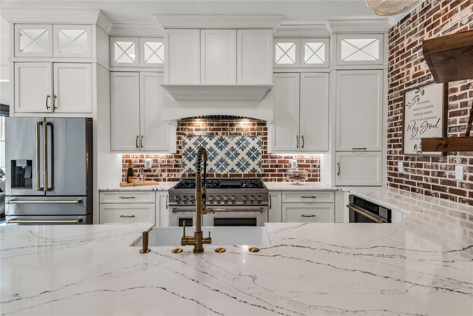 The chef's kitchen is a true focal point with a distinctive mix of old-world charm and modern design that combine luxury and function - 234 N LAKEVIEW AVE, WINTER GARDEN