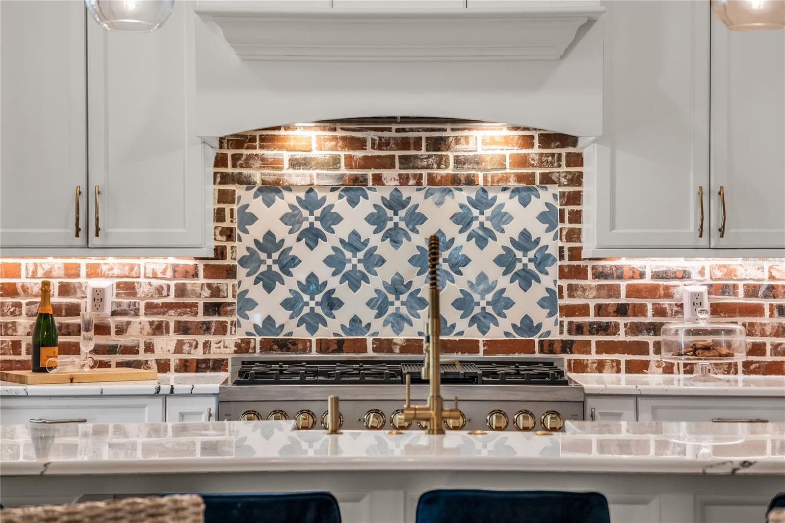 The chef's kitchen is a true focal point with a distinctive mix of old-world charm and modern design that combine luxury and function - 234 N LAKEVIEW AVE, WINTER GARDEN
