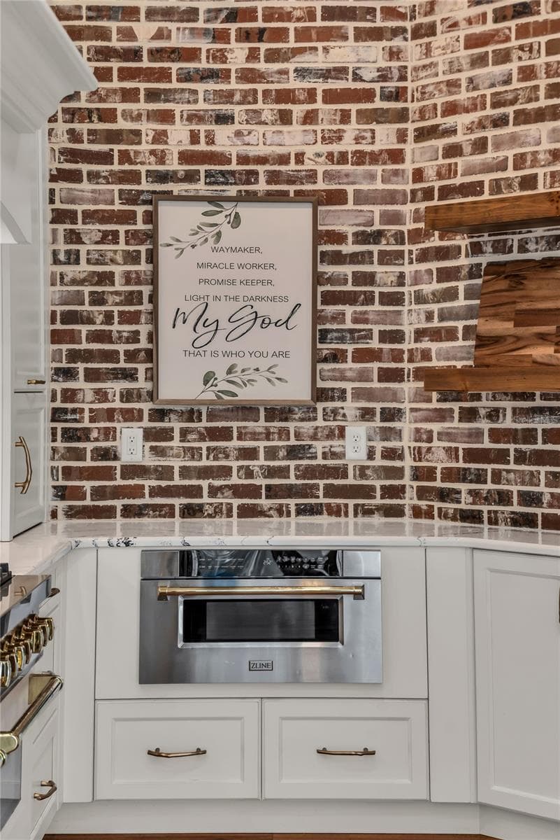 The chef's kitchen is a true focal point with a distinctive mix of old-world charm and modern design that combine luxury and function - 234 N LAKEVIEW AVE, WINTER GARDEN