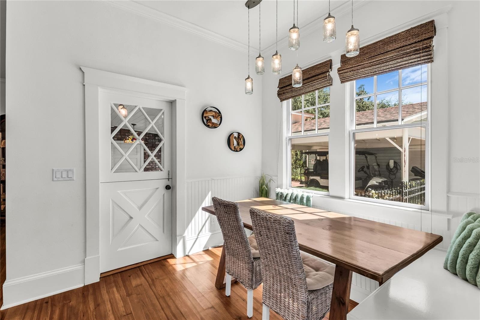 Bright and cozy breakfast nook with built-in seating - 234 N LAKEVIEW AVE, WINTER GARDEN