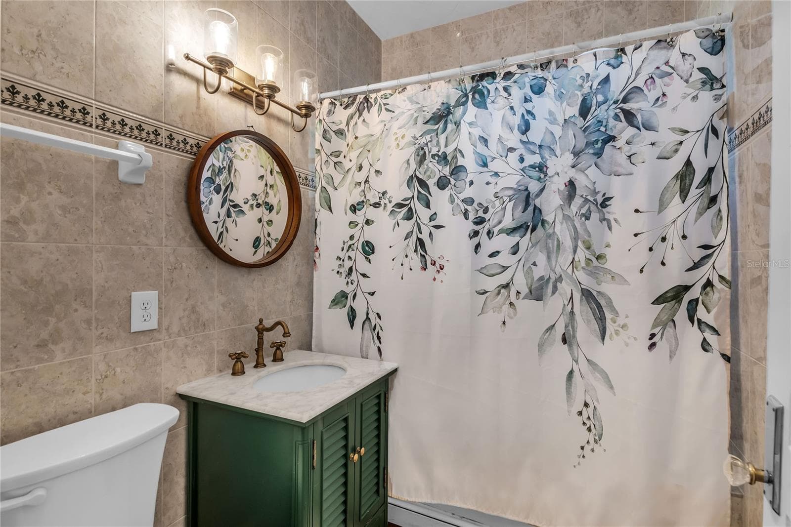 Guest Bath with standalone vanity and shower/tub combo - 234 N LAKEVIEW AVE, WINTER GARDEN