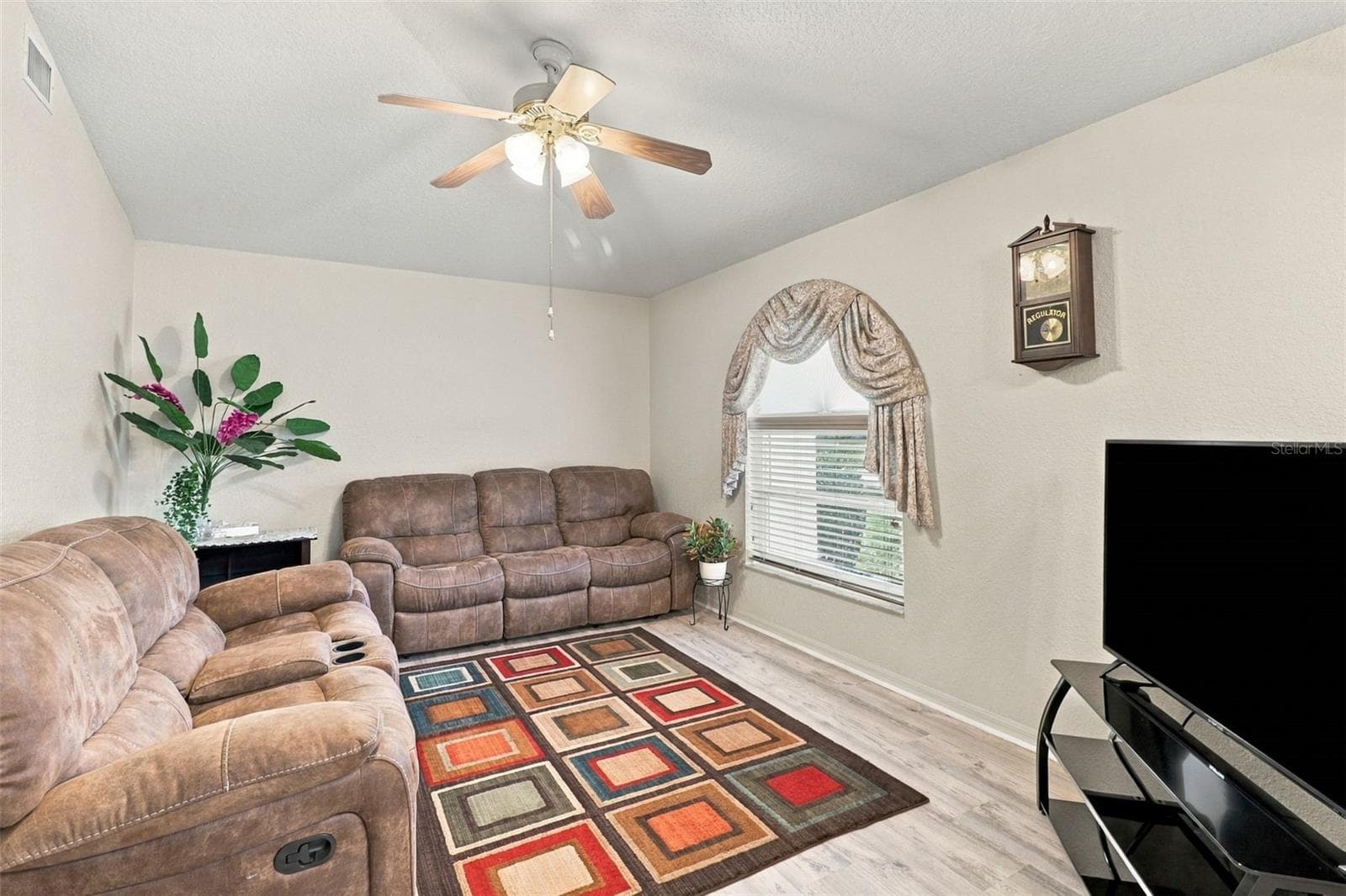 Formal family room - 2104 LINWOOD AVE, SPRING HILL