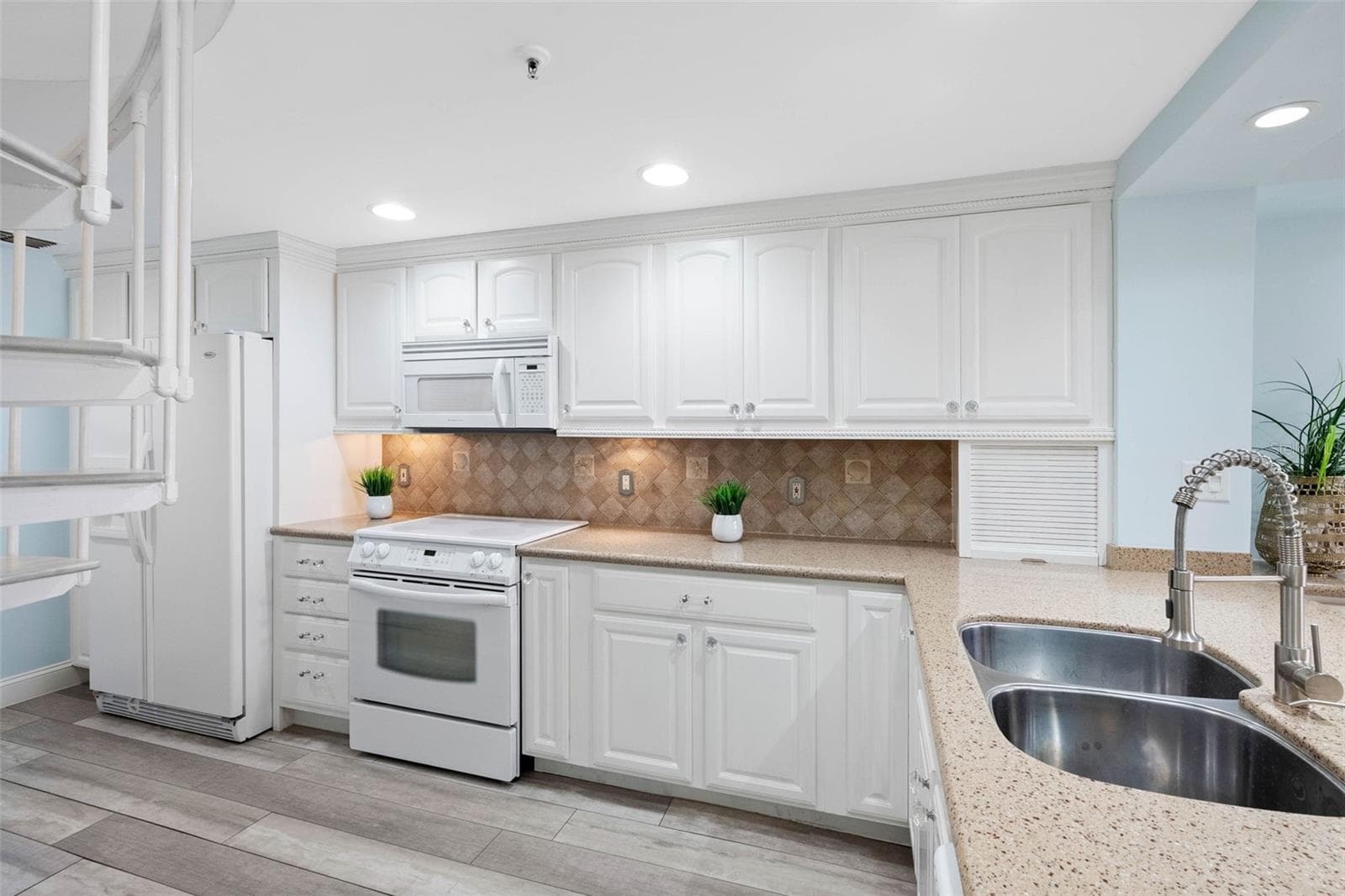 Updated kitchen - 19700 GULF BLVD #202, INDIAN SHORES