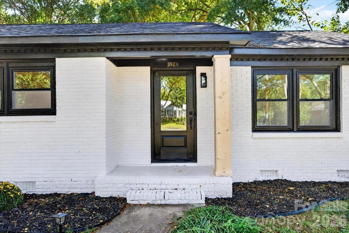 Single Family Residence at 3921 Havenwood Road, Charlotte, photo 3 of 24