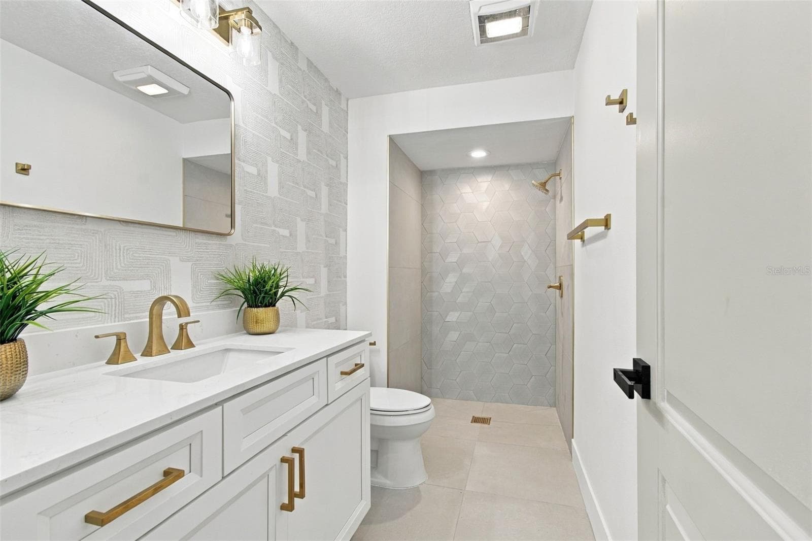 Hall Bath - 2942 CLUBHOUSE DR W, CLEARWATER