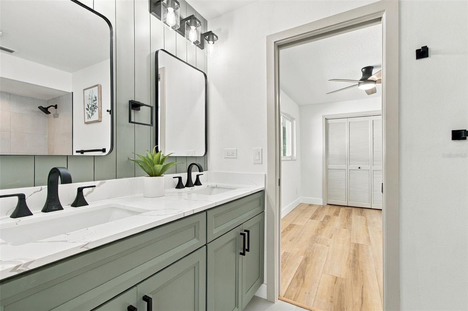 Jack & Jill Bath - 2942 CLUBHOUSE DR W, CLEARWATER