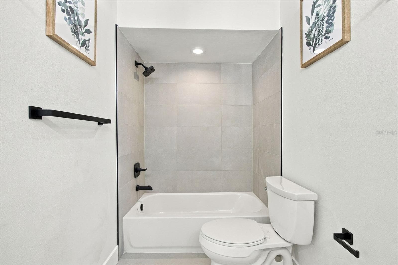 Jack & Jill Bath - 2942 CLUBHOUSE DR W, CLEARWATER