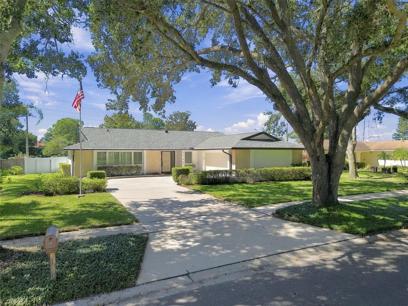 Front landscape - 2942 CLUBHOUSE DR W, CLEARWATER