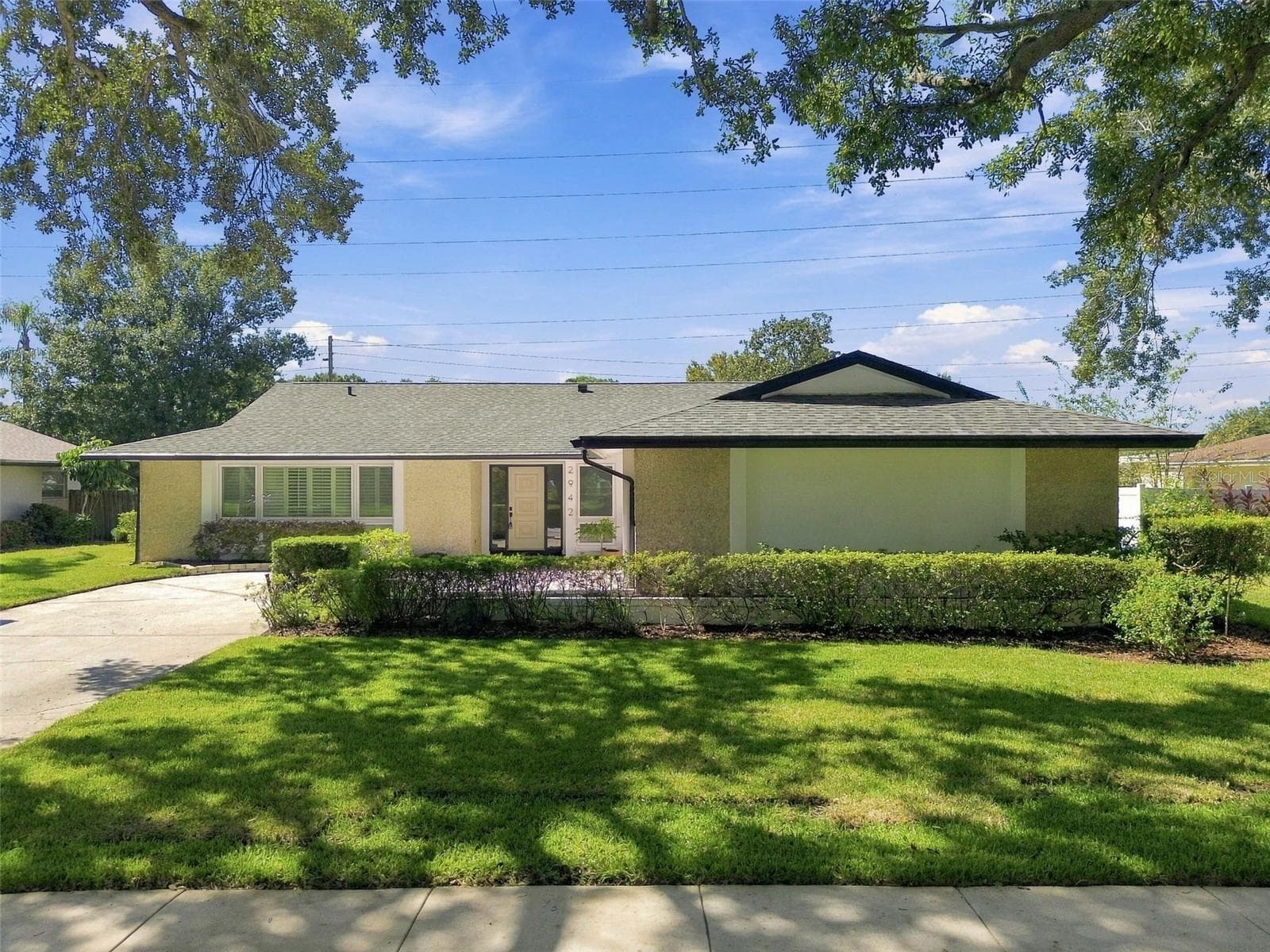 Front landscape - 2942 CLUBHOUSE DR W, CLEARWATER