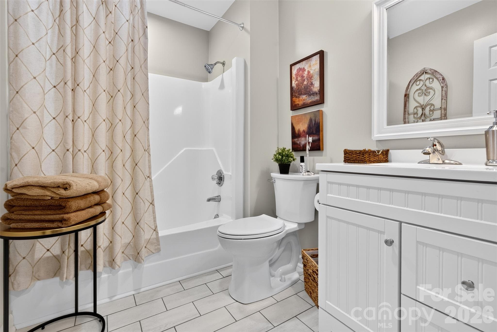 guest full bathroom - 2209 Rainbrook Drive, Monroe