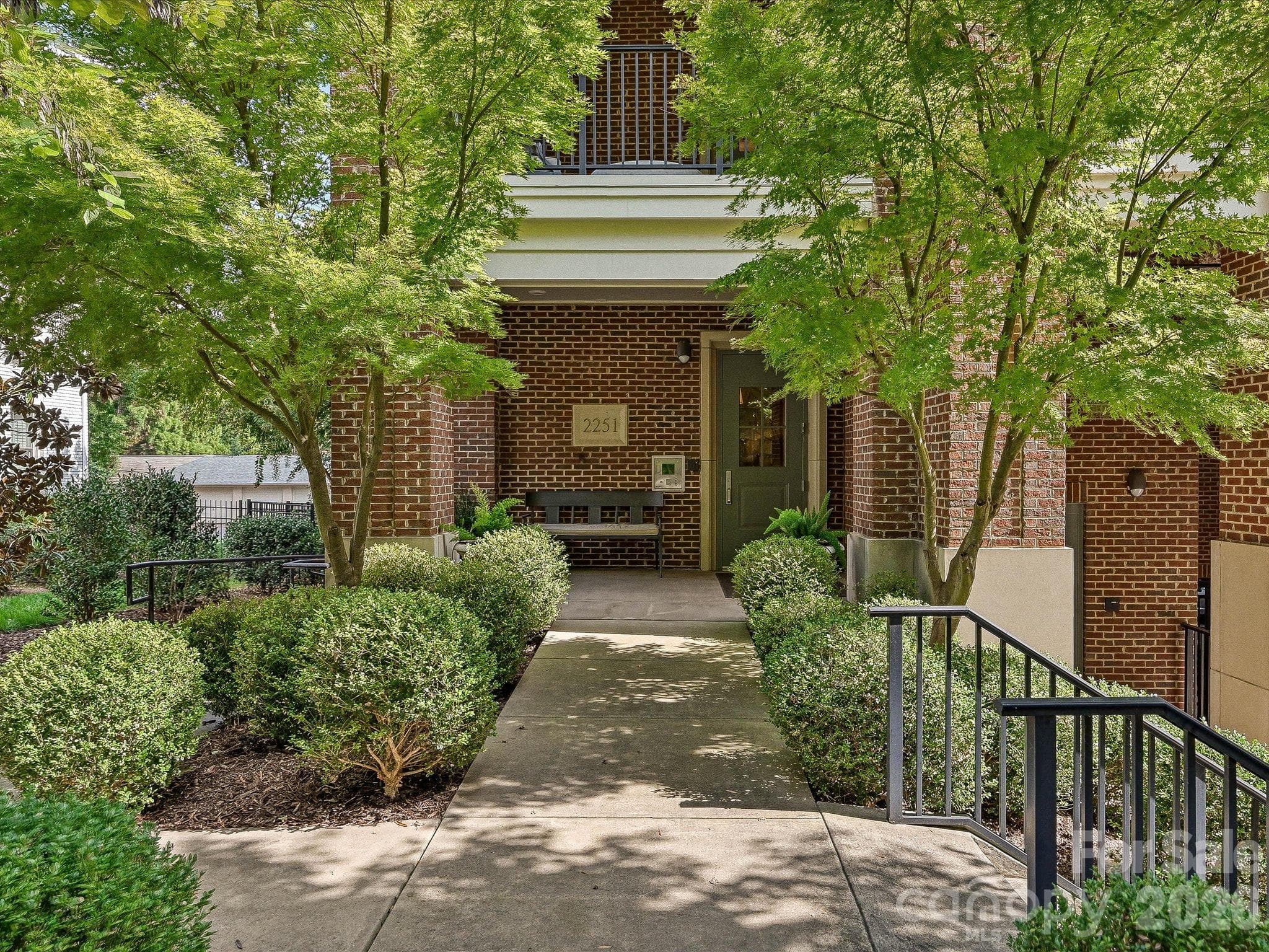 Condominium at 2251 Selwyn Avenue, Charlotte, photo 3 of 48