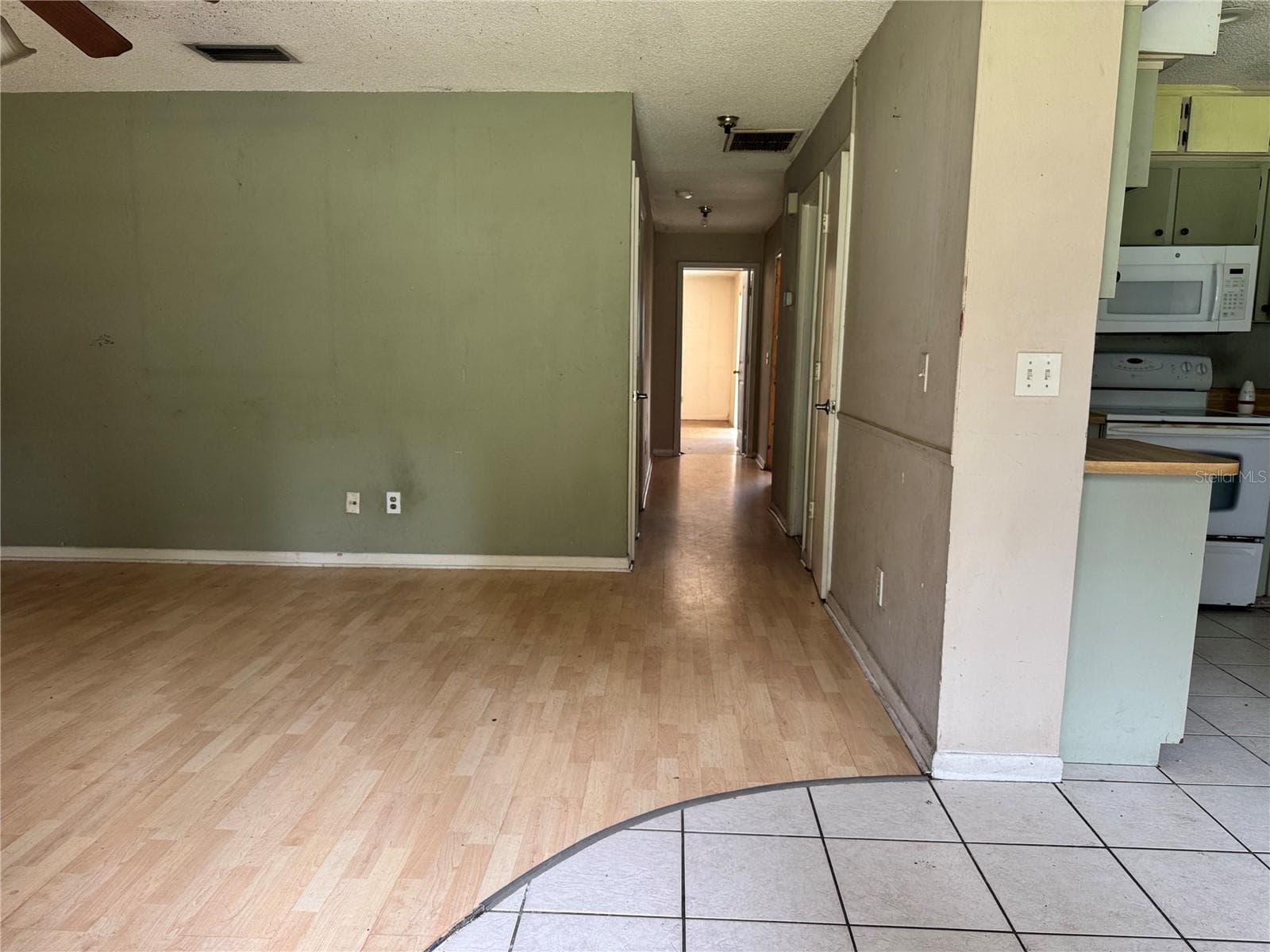 Single Family Residence at 1603 ROYAL PALM DR, EDGEWATER, photo 2 of 14