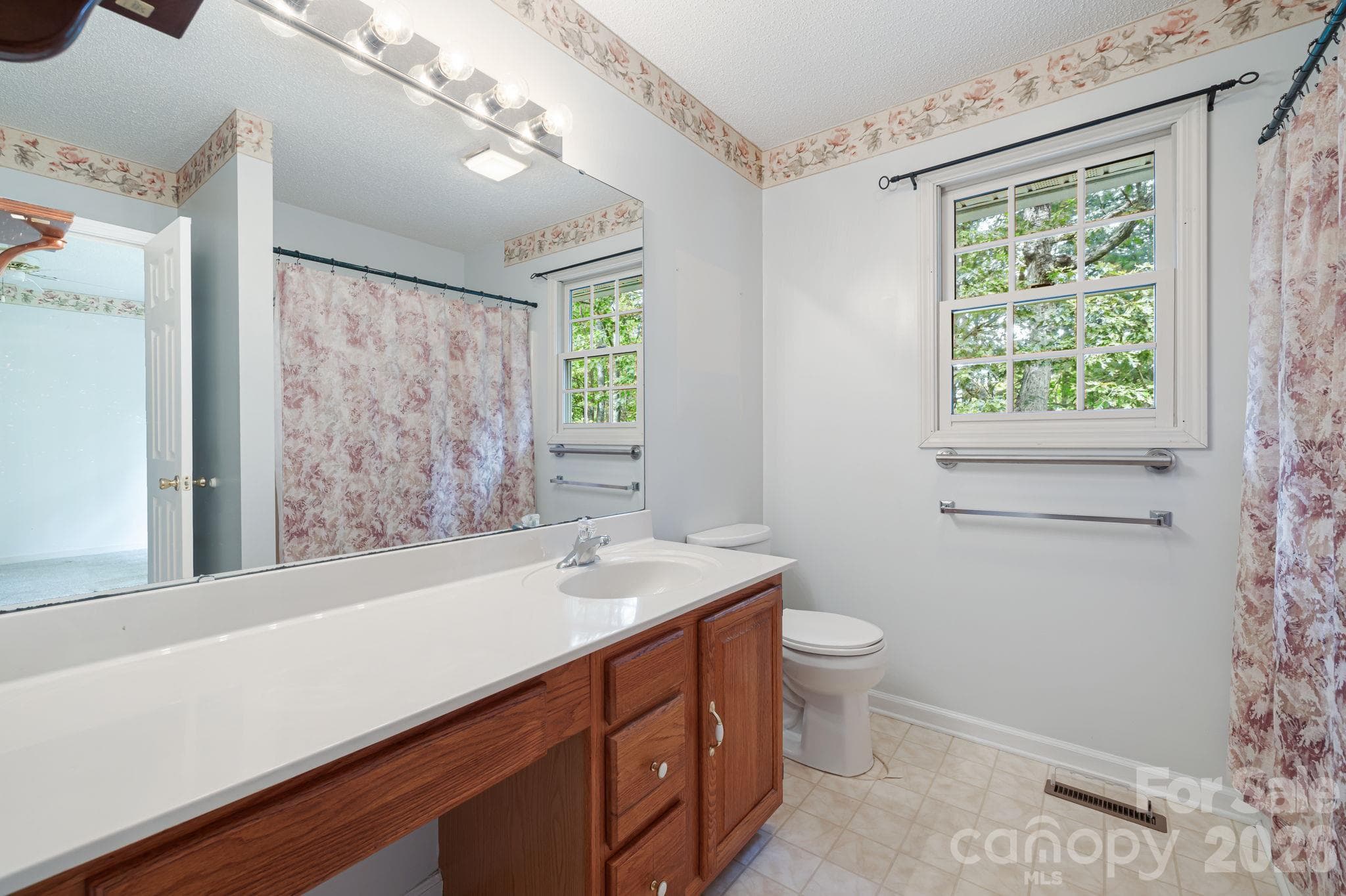 Master Bathroom - 103 Tarragon Place, Flat Rock