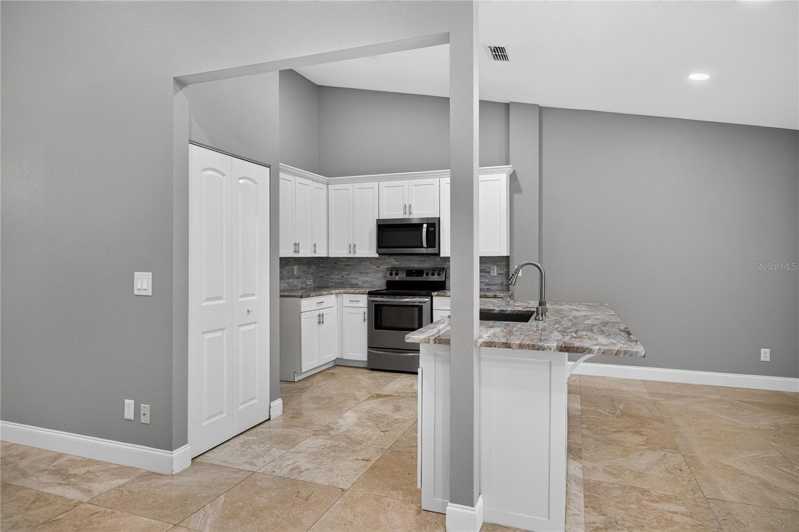 Townhouse at 4004 SHORESIDE CIR, TAMPA, photo 7 of 30