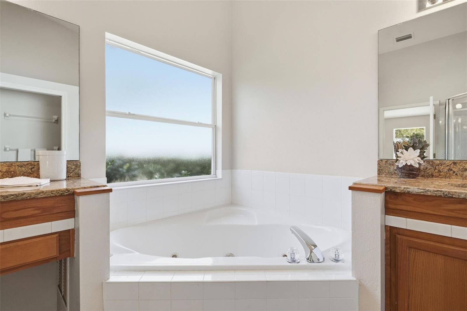 En-Suite Primary bathroom - Garden Tub - 24809 RIVERBOAT BND, LEESBURG