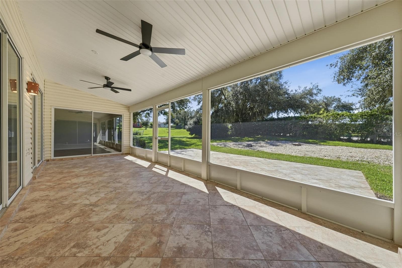 Oversized Screened Lanai Overlooking backyard - 24809 RIVERBOAT BND, LEESBURG