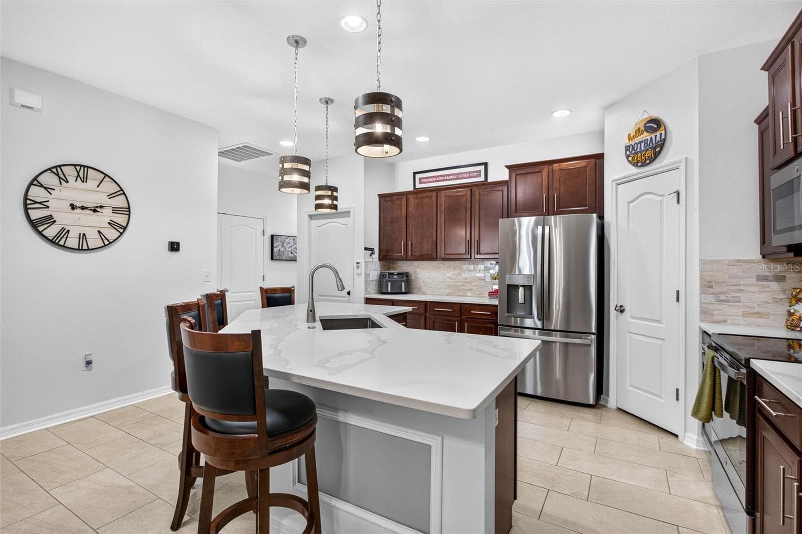 Stainless steel appliances & quartz countertops. - 32835 WOODTHRUSH WAY, WESLEY CHAPEL