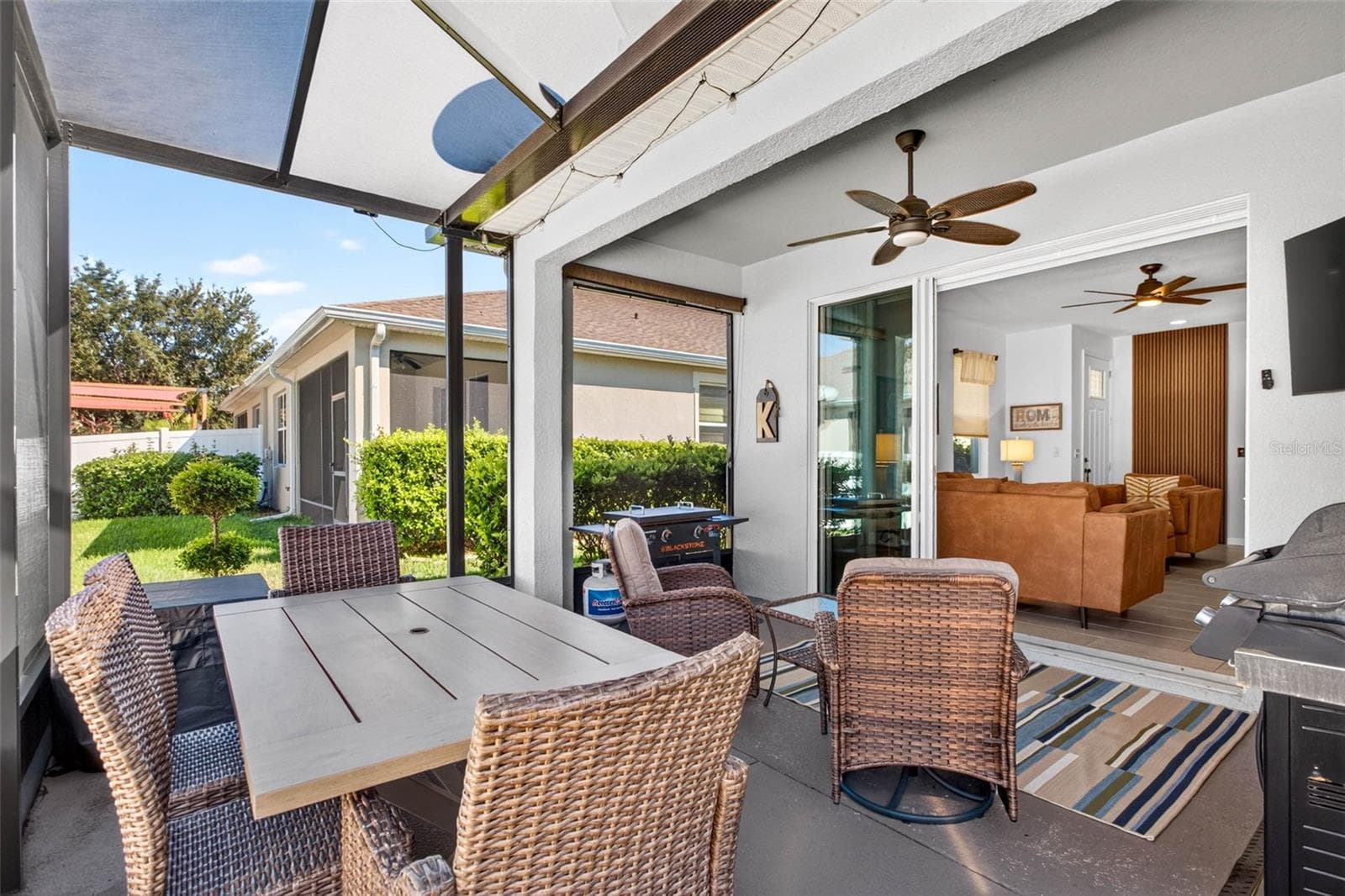 Beautifully caged in. - 32835 WOODTHRUSH WAY, WESLEY CHAPEL