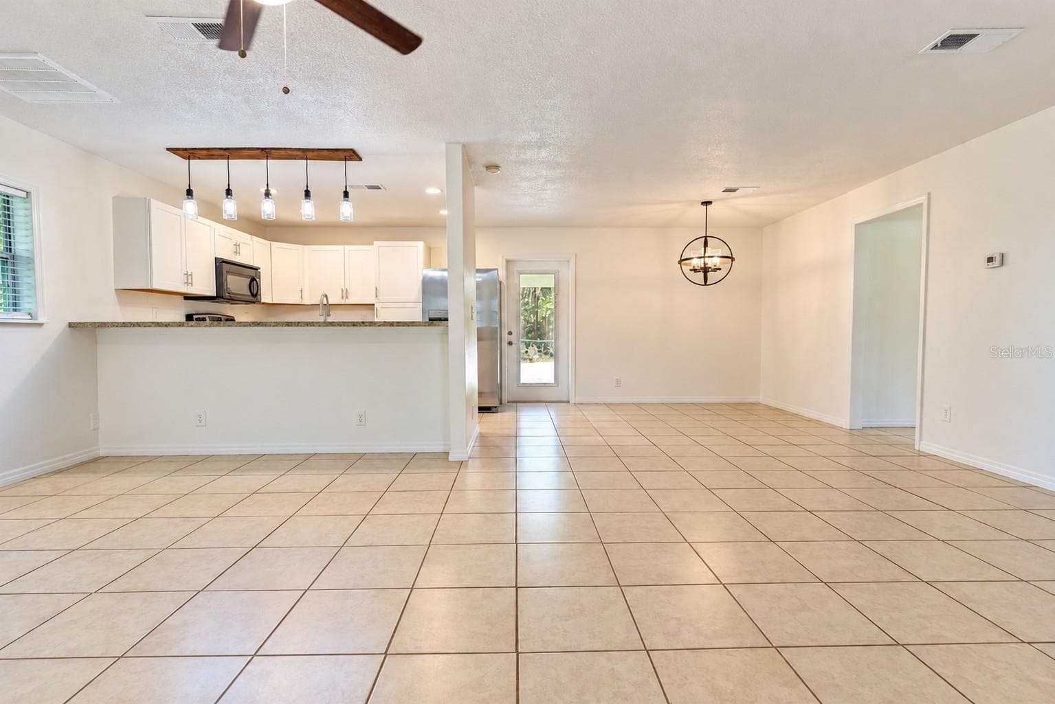 Livingroom/Kitchen/Dining - 8030 SE 153RD ST, INGLIS