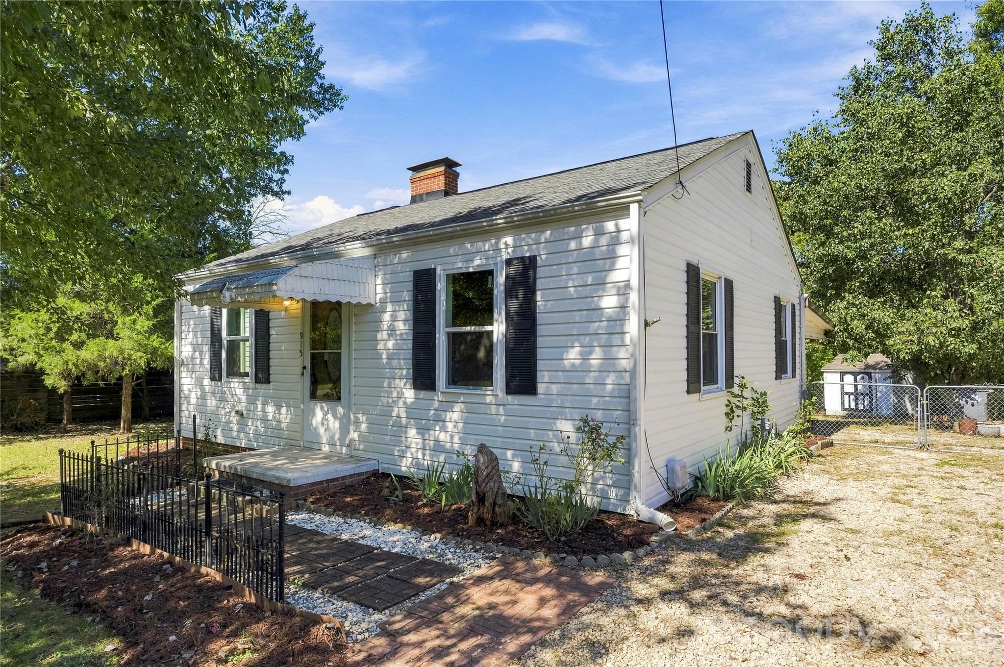 Single Family Residence at 915 Skyway Drive, Kannapolis, photo 2 of 29