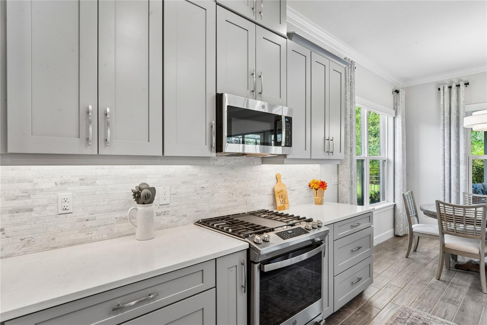 Gas stove with removable griddle pan - 10813 CALLUNA DR, ODESSA