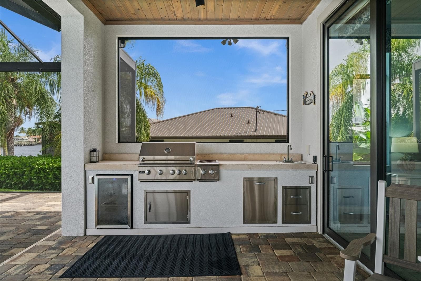 Outdoor kitchen with grill fed by buried propane tank - 5205 SUNSET CT, CAPE CORAL