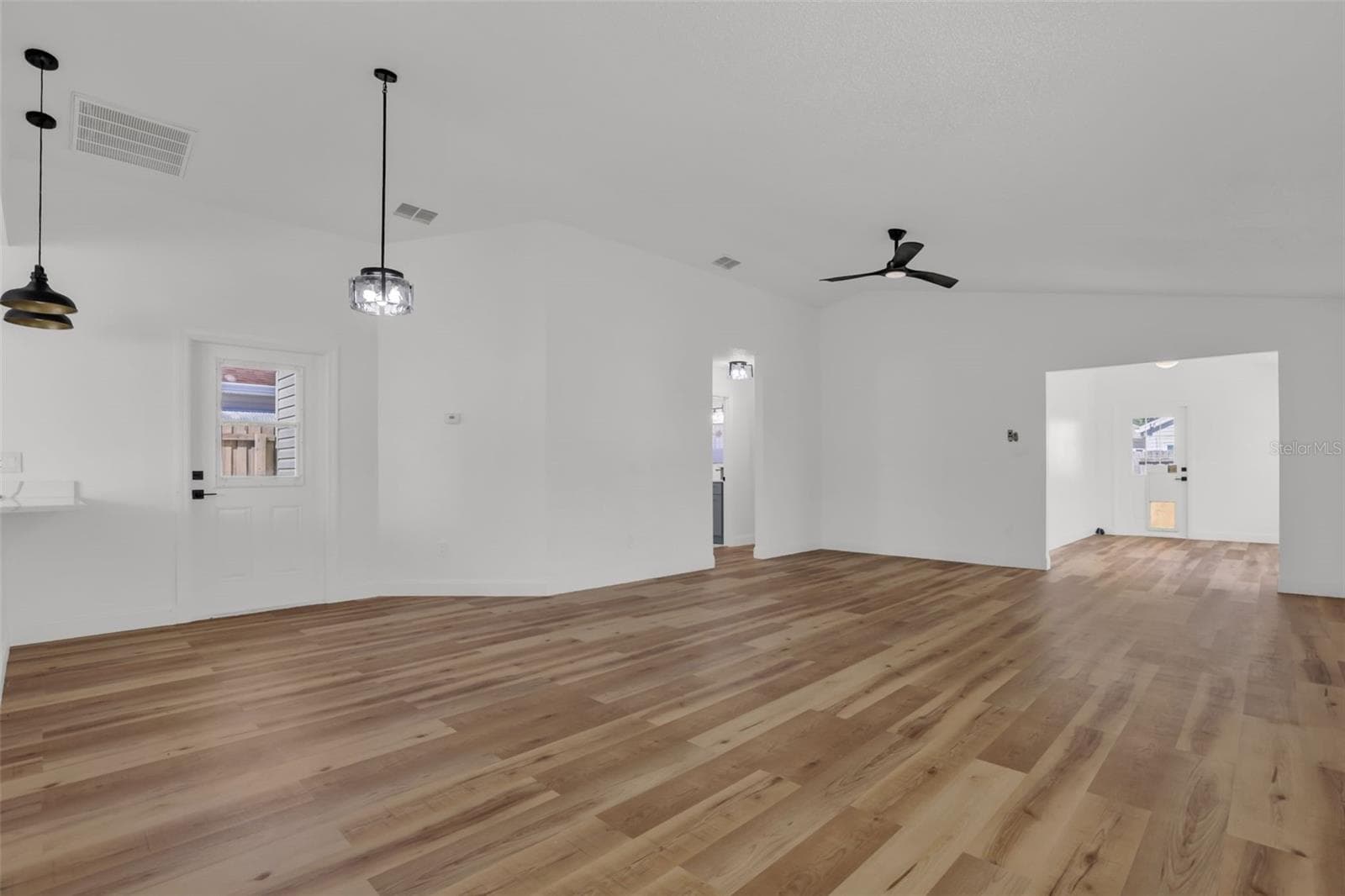 Single Family Residence at 25345 GREEN HERON DR, LEESBURG, photo 7 of 32