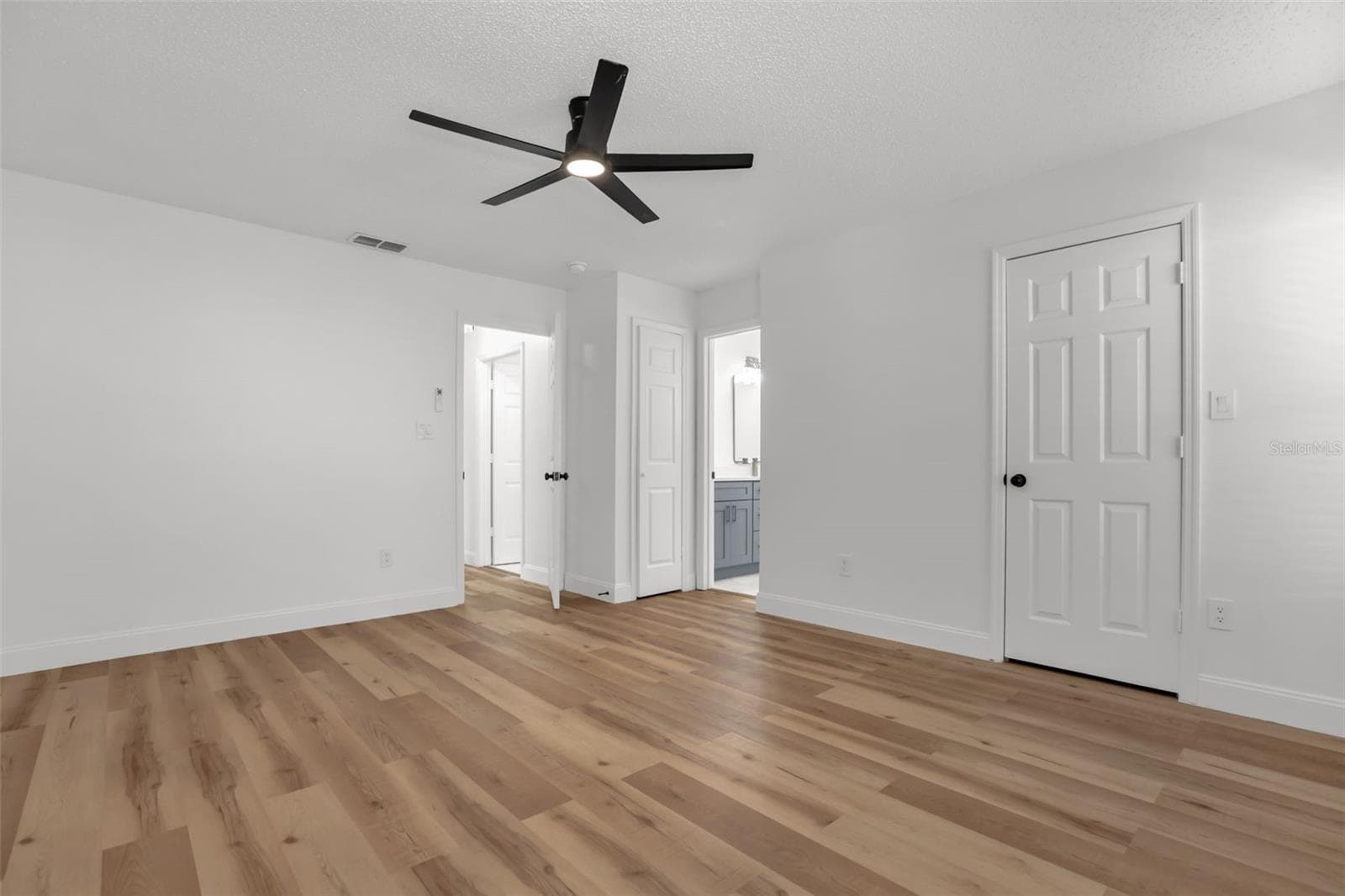 Single Family Residence at 25345 GREEN HERON DR, LEESBURG, photo 18 of 32