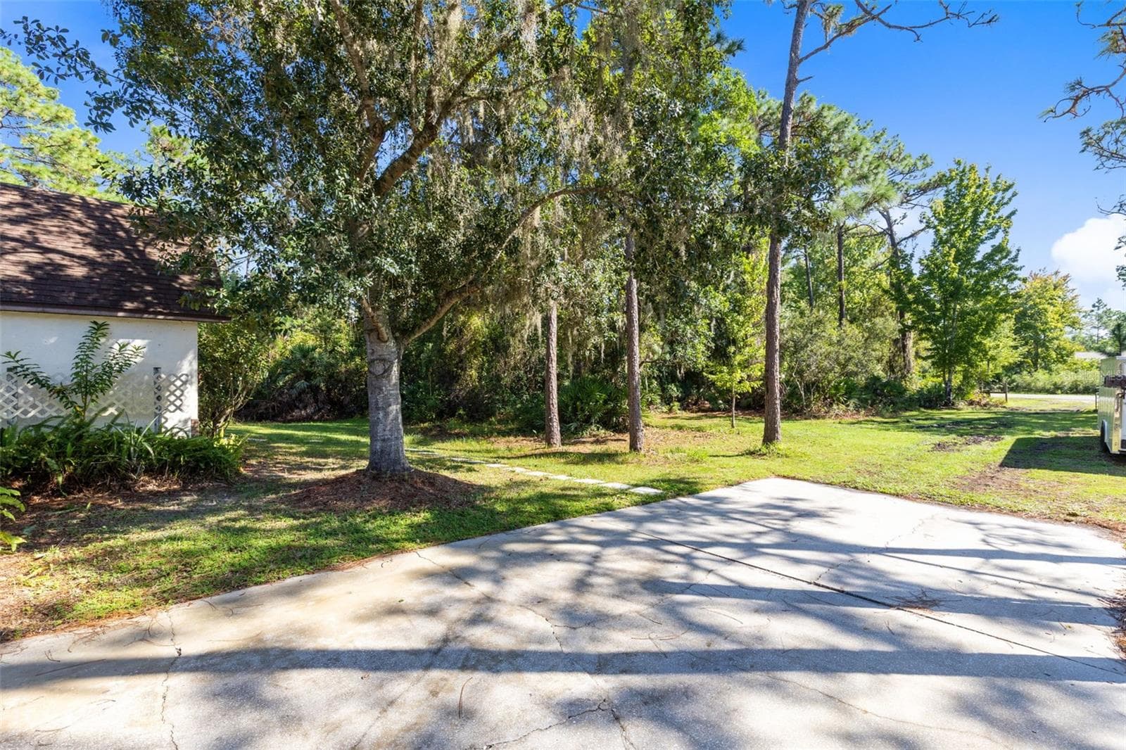 Driveway - 2350 BRONCO DR, ST CLOUD