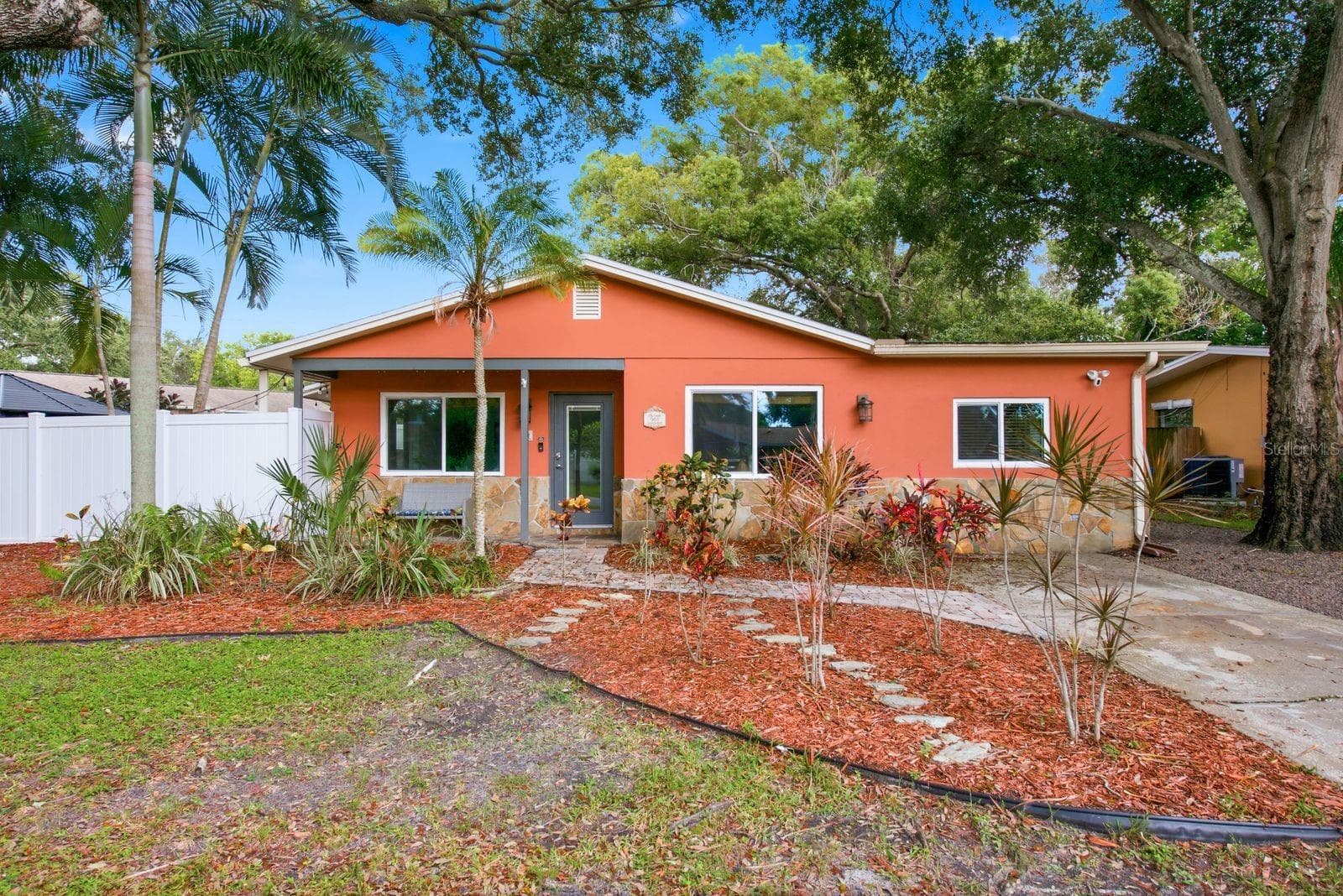 Single Family Residence at 961 LEXINGTON DR, DUNEDIN, photo 2 of 57