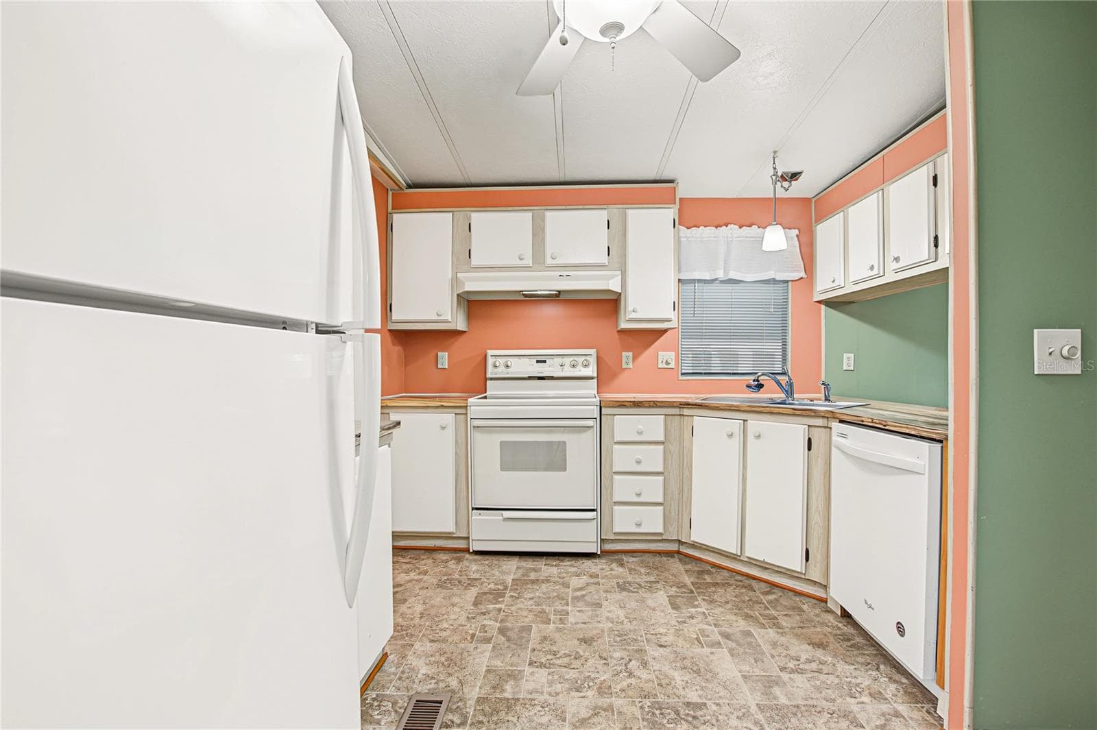 Manufactured Home at 5716 PAWNEE ST, ZEPHYRHILLS, photo 10 of 56