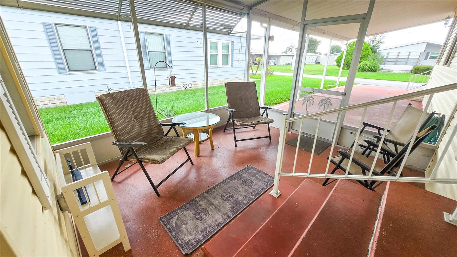 screened in porch - 5716 PAWNEE ST, ZEPHYRHILLS