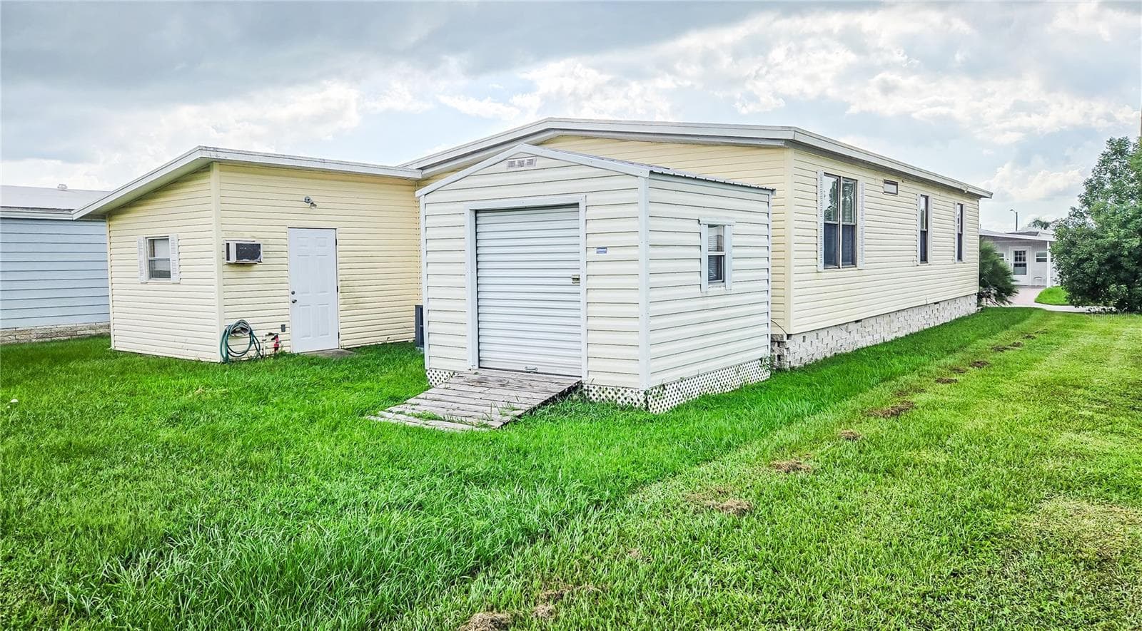 Manufactured Home at 5716 PAWNEE ST, ZEPHYRHILLS, photo 34 of 56