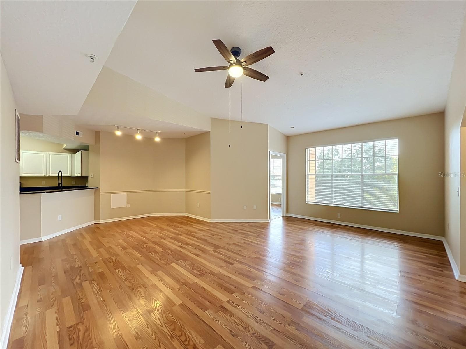 Family Room - 5578 METROWEST BLVD #1-310, ORLANDO