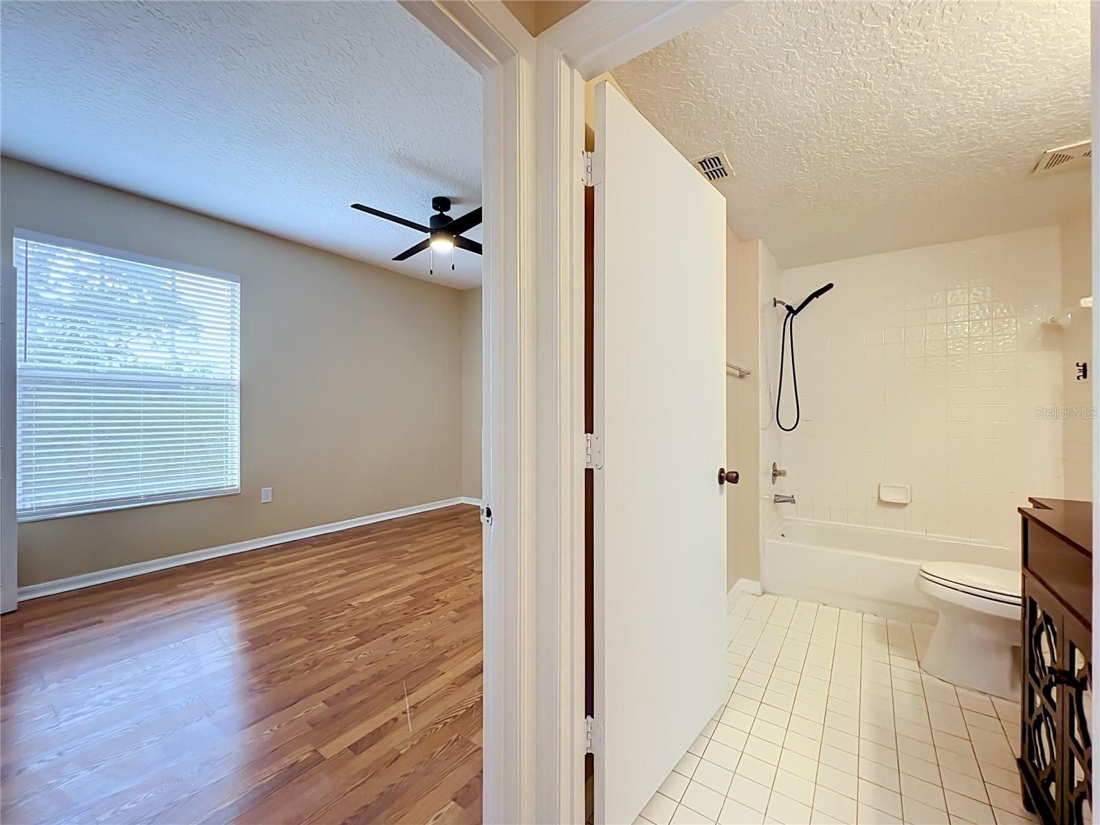 Primary Bedroom & Primary Bathroom - 5578 METROWEST BLVD #1-310, ORLANDO