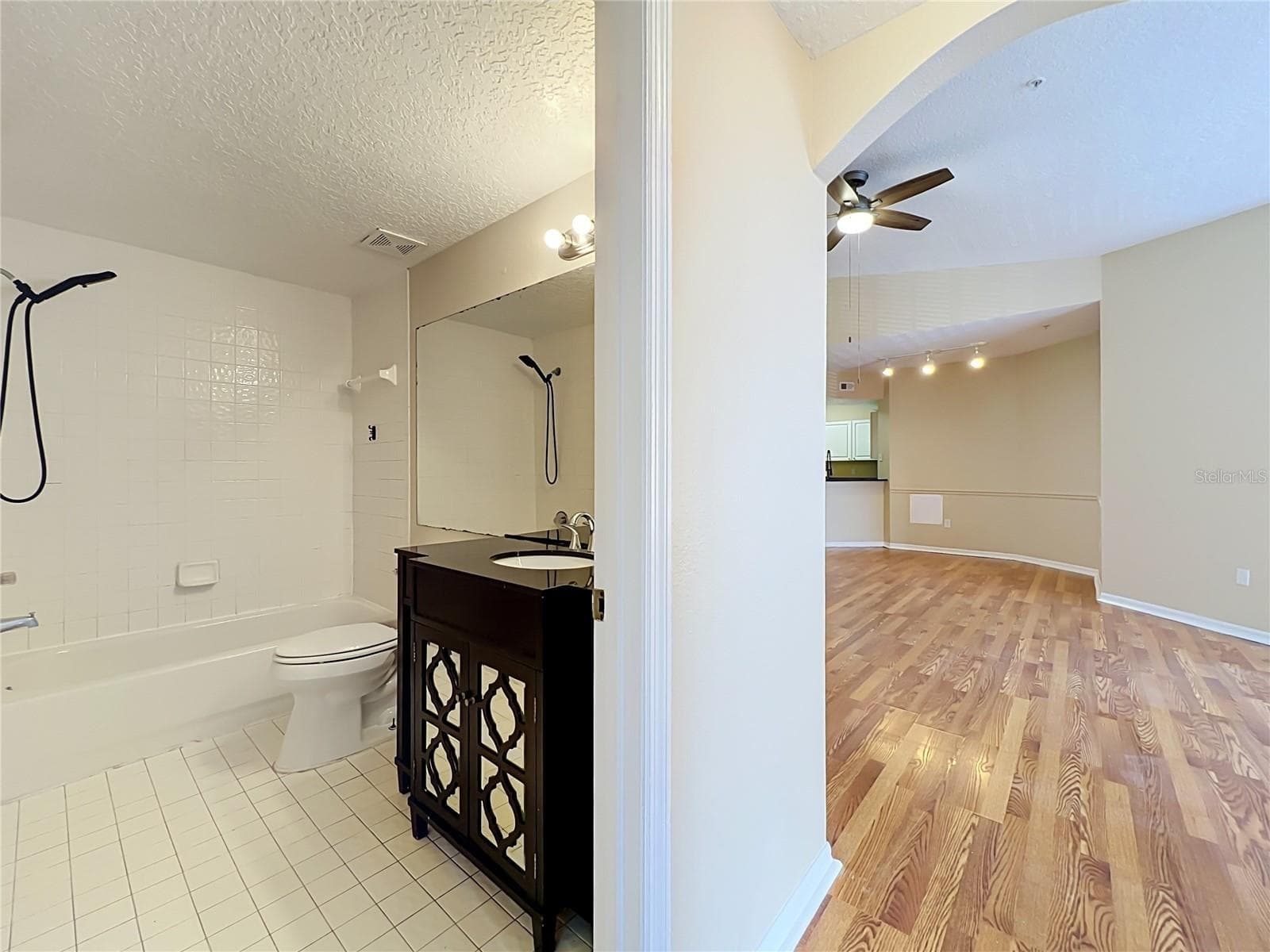 Bathroom 2 and Family room - 5578 METROWEST BLVD #1-310, ORLANDO