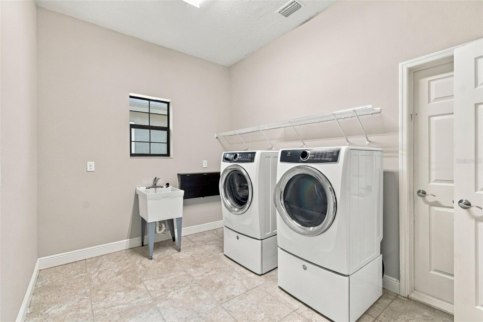 Large Laundry Room - 5830 WATERCOLOR DR, LITHIA