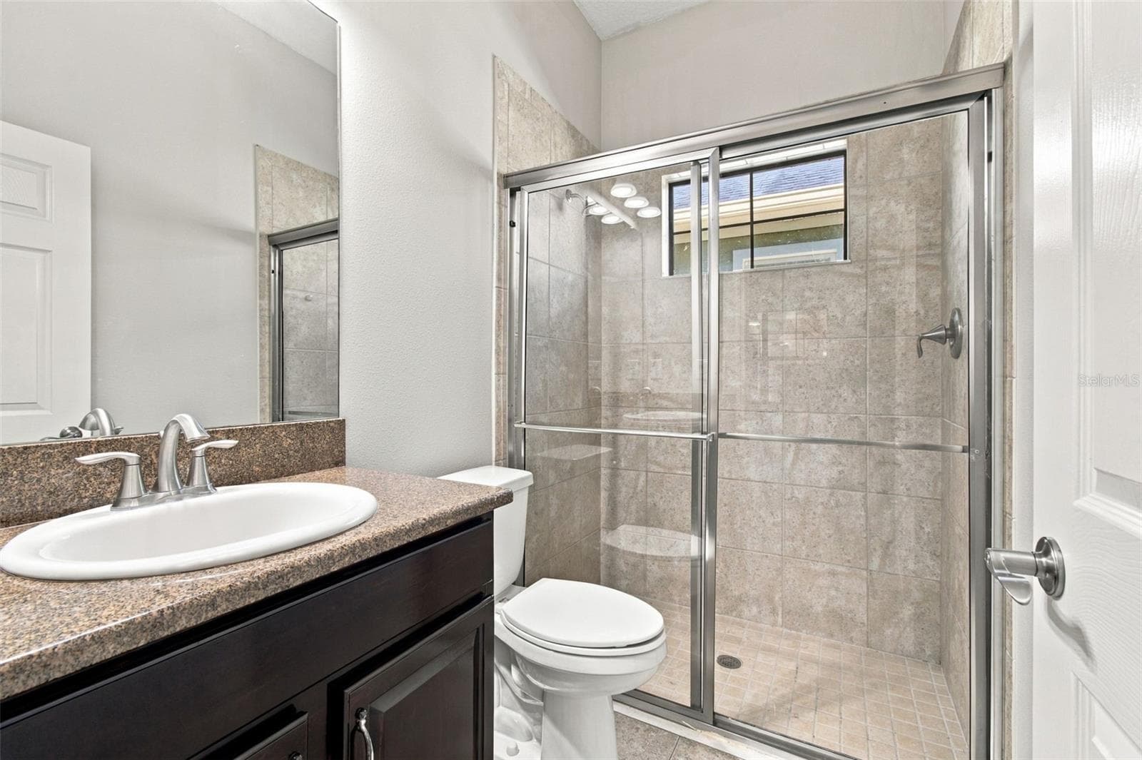 Bathroom 2/Guest Bath - 5830 WATERCOLOR DR, LITHIA