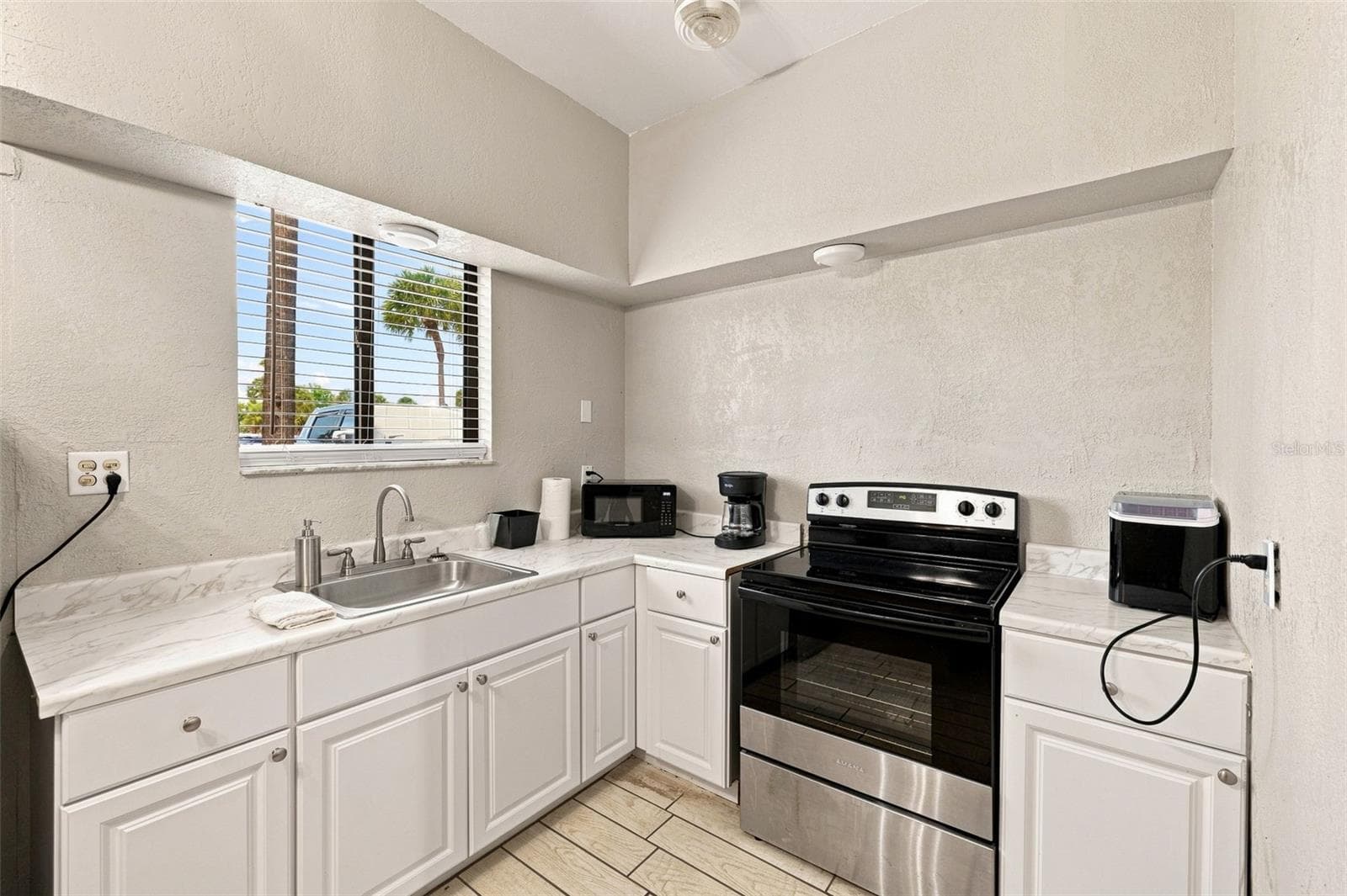 Hotel/Motel at 10450 GULF BLVD, TREASURE ISLAND, photo 15 of 35
