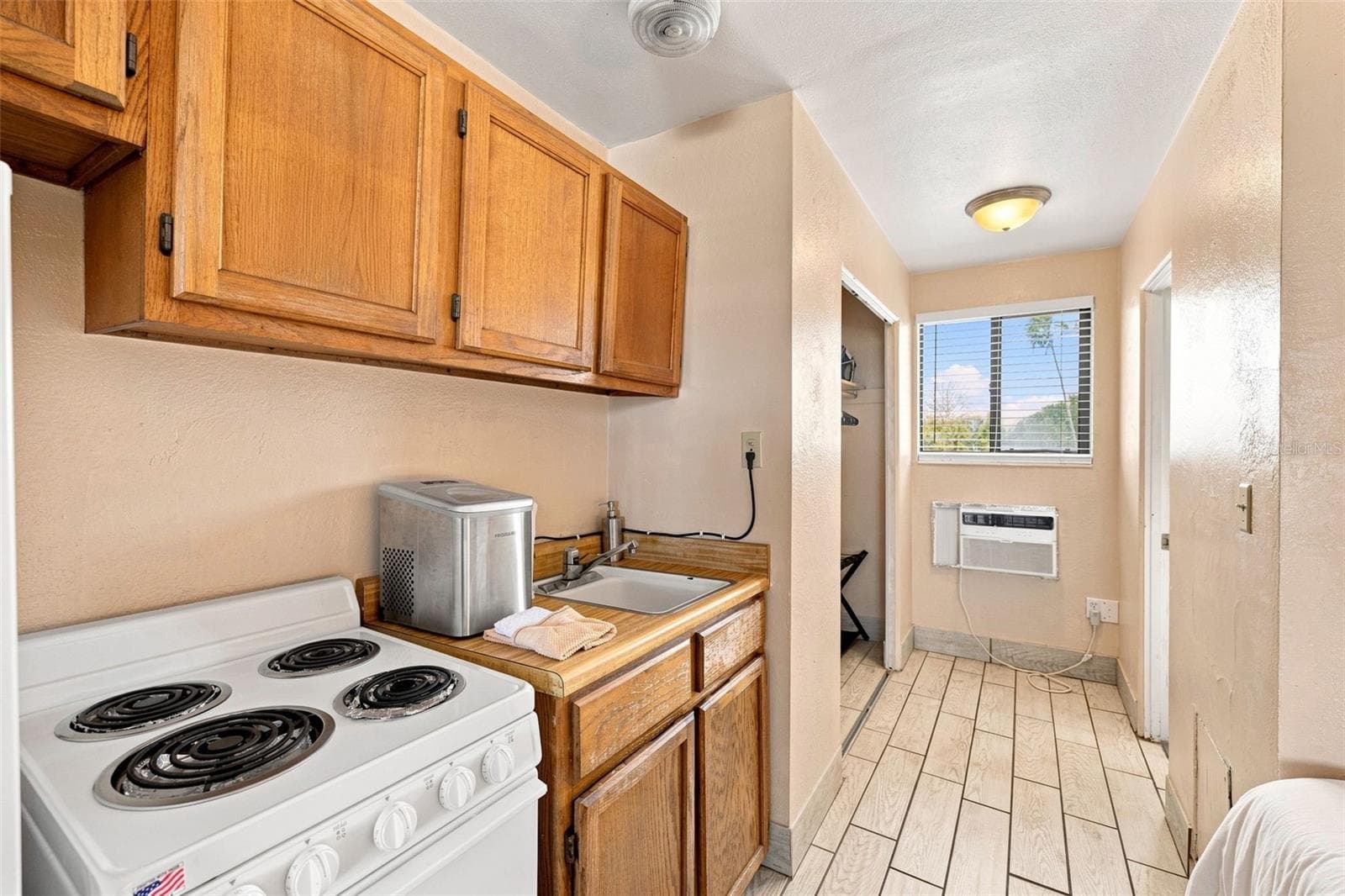 Hotel/Motel at 10450 GULF BLVD, TREASURE ISLAND, photo 24 of 35