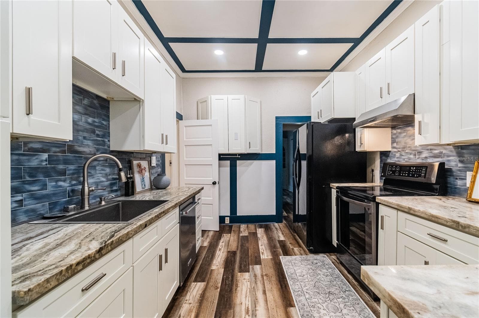 Kitchen with marble counter tops - 3575 STATE ROAD 60 E, BARTOW