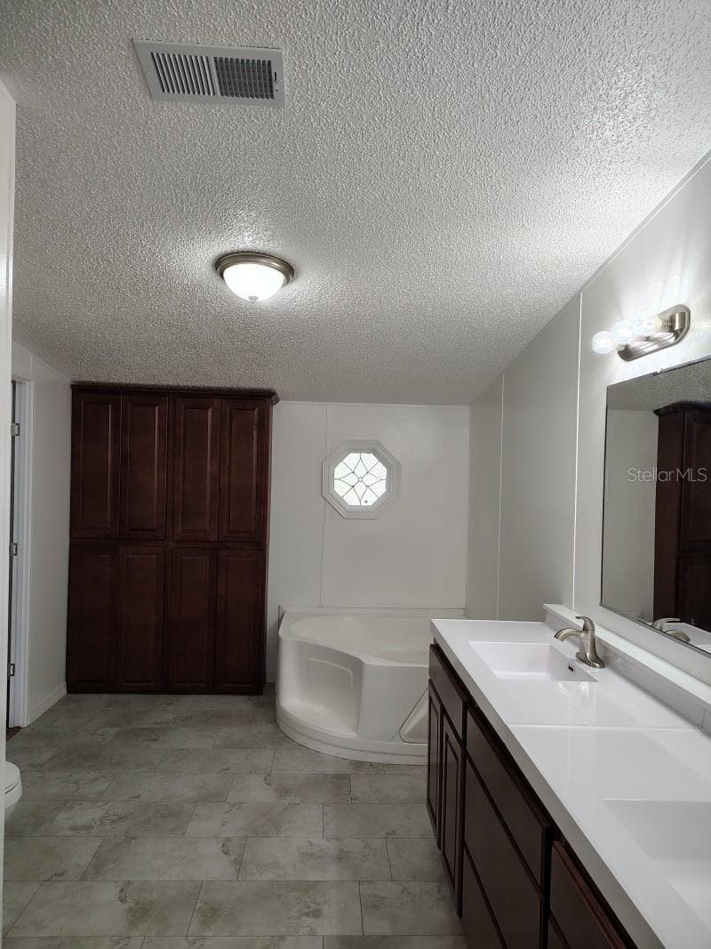 Manufactured Home at 650 NE 170TH AVE, WILLISTON, photo 6 of 18